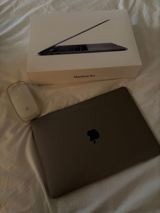 MacBook pro 13 , 2019 Touch bar
