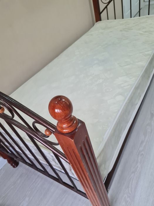 Продам кровать с матрасом