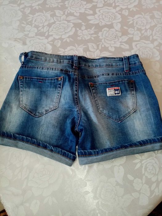 Продавам къси дънкови панталони за момиче