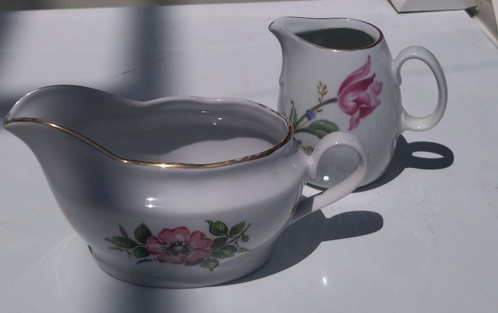 Продаются винтажные ваза для фруктов и сливочник.