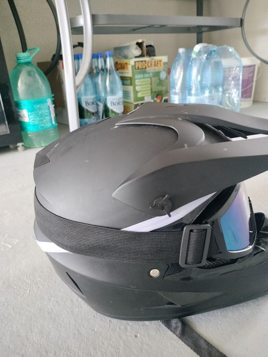 Vand casca pentru motocicleta cu tot cu cagula și  ochelari