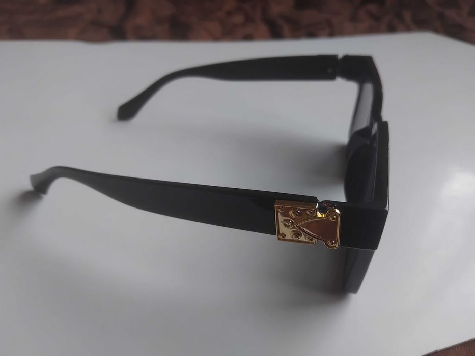 Дамски тъмни слънчеви очила