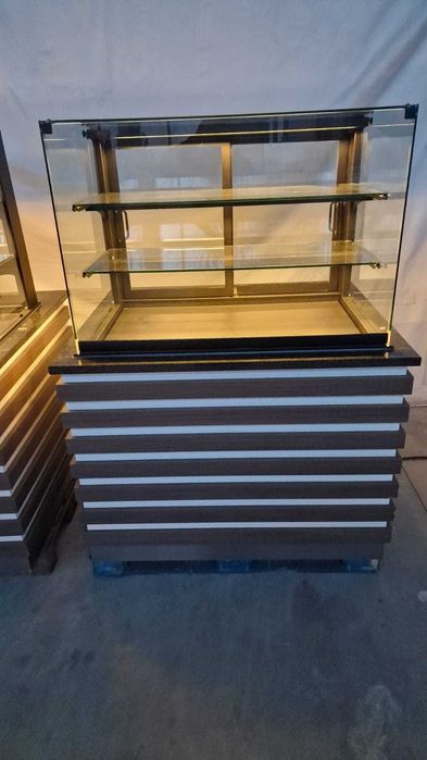 Немска луксозна сладкарска хладилна витрина за торти и сладк. изделия