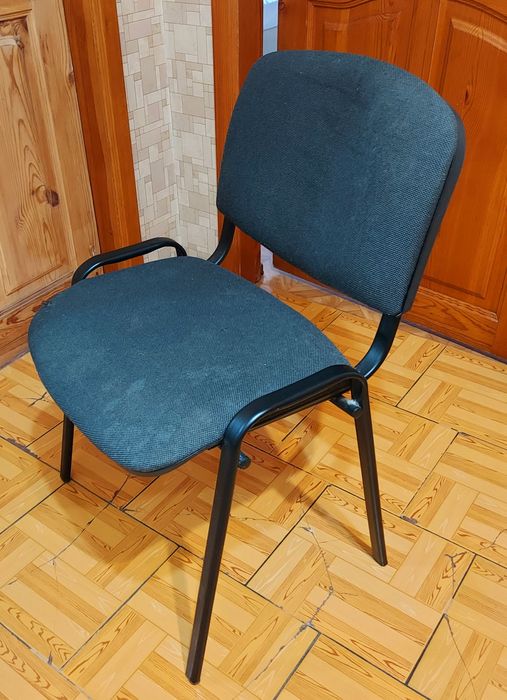 Стулья  офисные черные