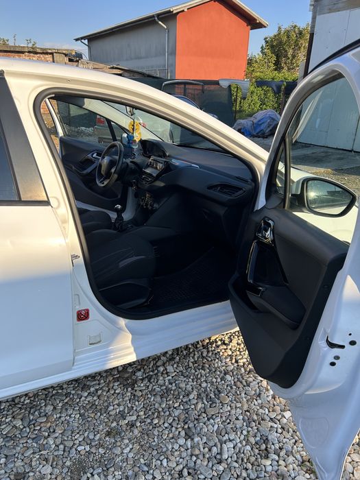 Vand sau schimb peugeot 208