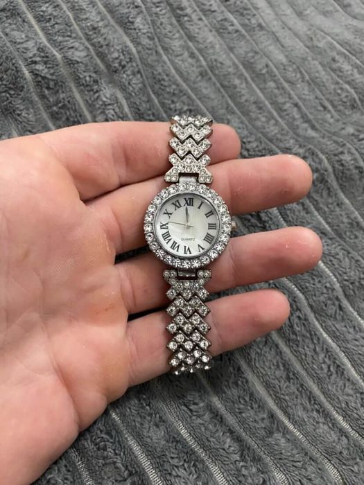 В проодаже женские часы