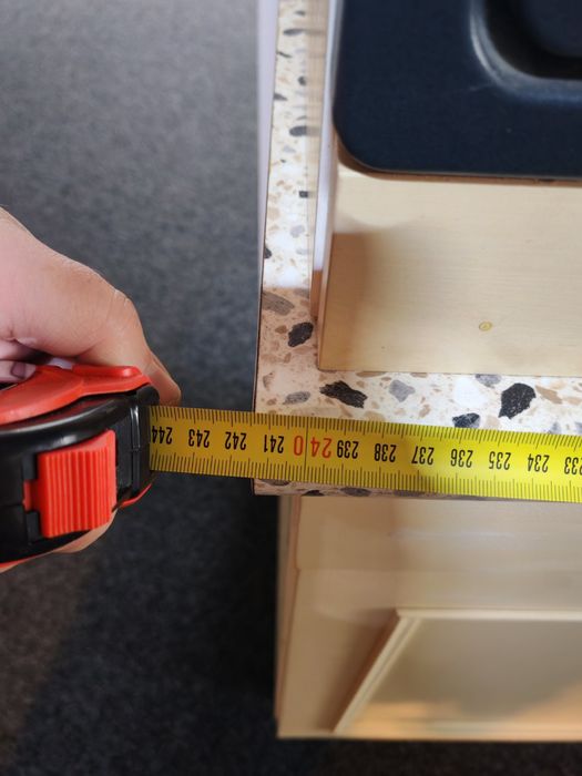 Чисто нова кухня с дървени вратички и уреди