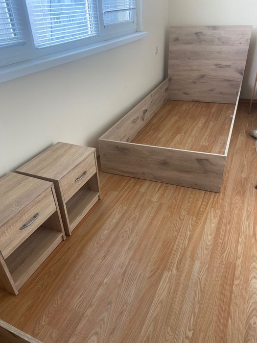 Продава две единични легла с шкафчета