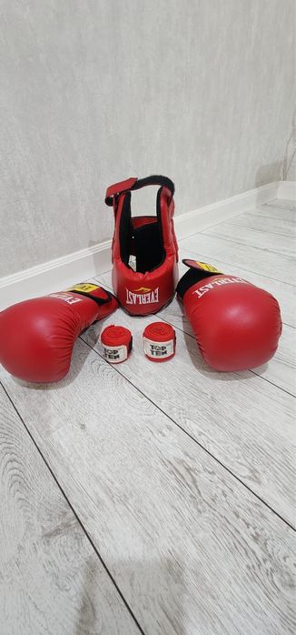 Боксерский набор Everlast – перчатки, шлем, бинт