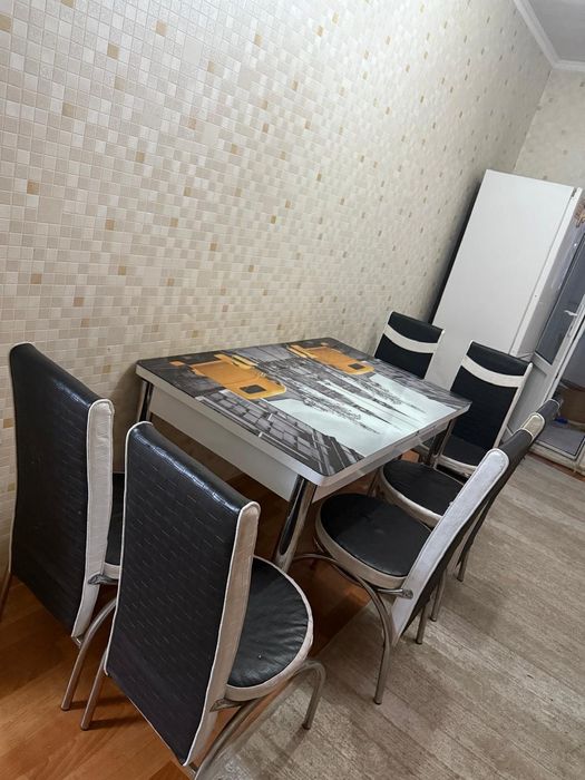 Кухонный стол и стуля