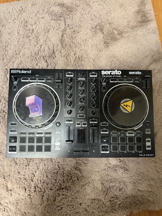 Controller DJ Roland DJ-202 + căști – perfect funcțional, ca nou