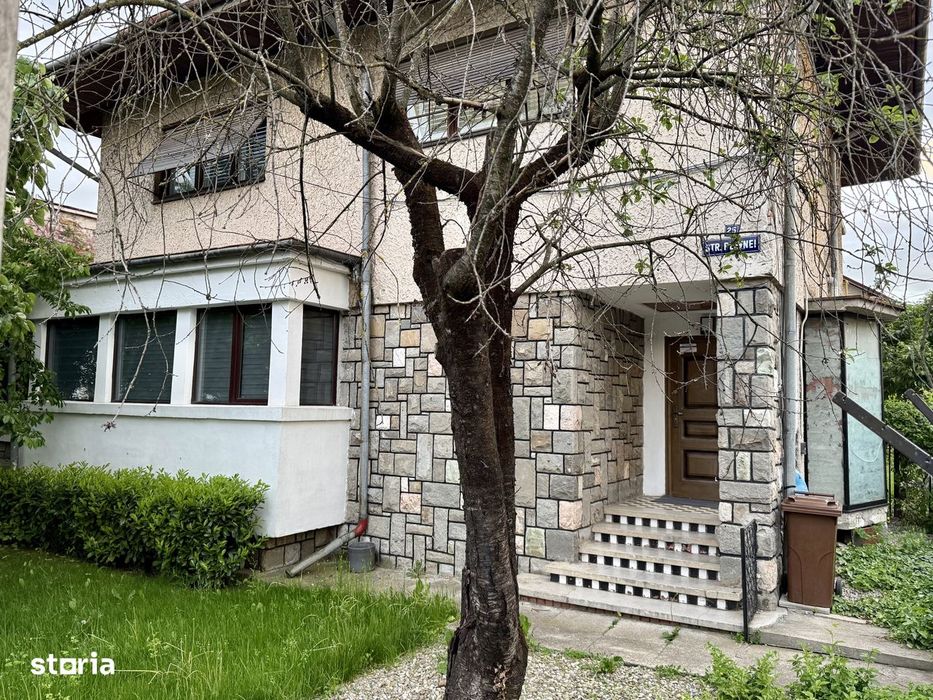 Apartament cu garaj, grădină, aer conditionat și centrală proprie