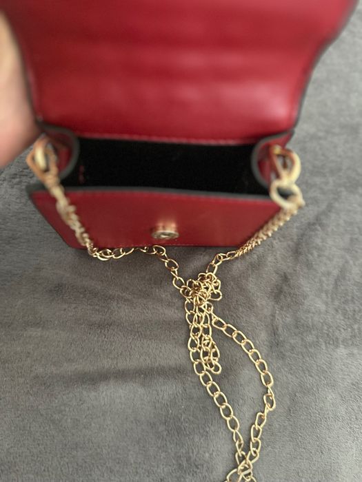 Малка червена чантичка