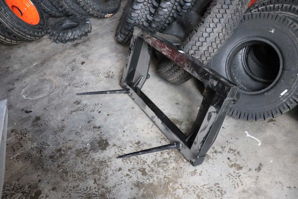 furca baloti prindere euro cu tepuse de 110 sau 80 cm distanta intre tepuse de 75cm sarcina 220kg incarcator frontal case fendt john deere deutz fiat