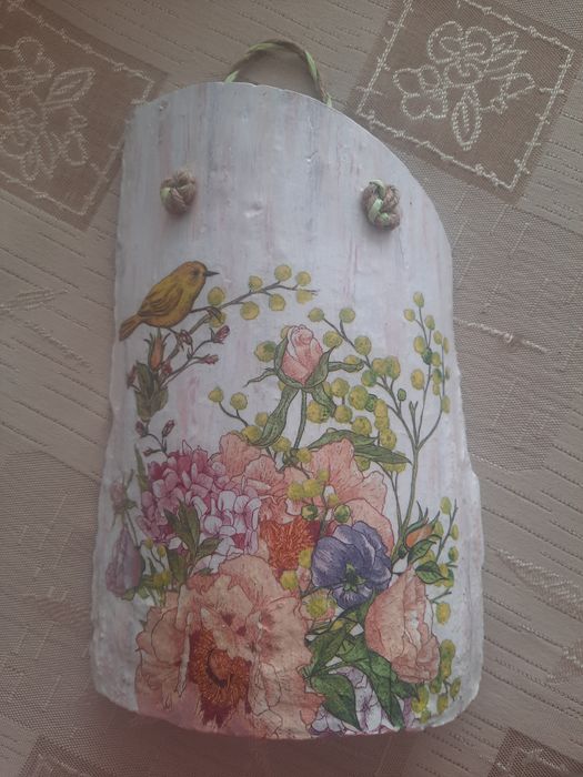 Керемиди ,  ръчно изработени с техника- декупаж.