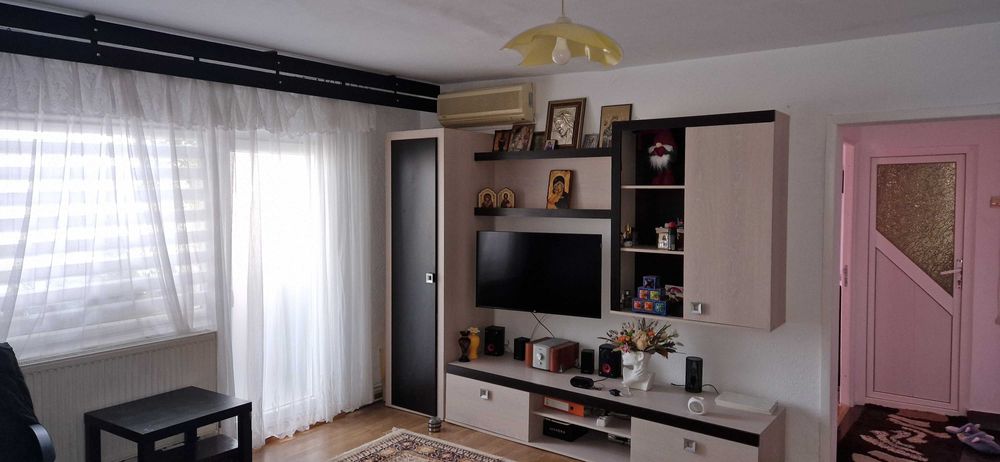 Apartament 2 camere de vânzare – Găești | Etaj 3 | Renovat | Centrală proprie