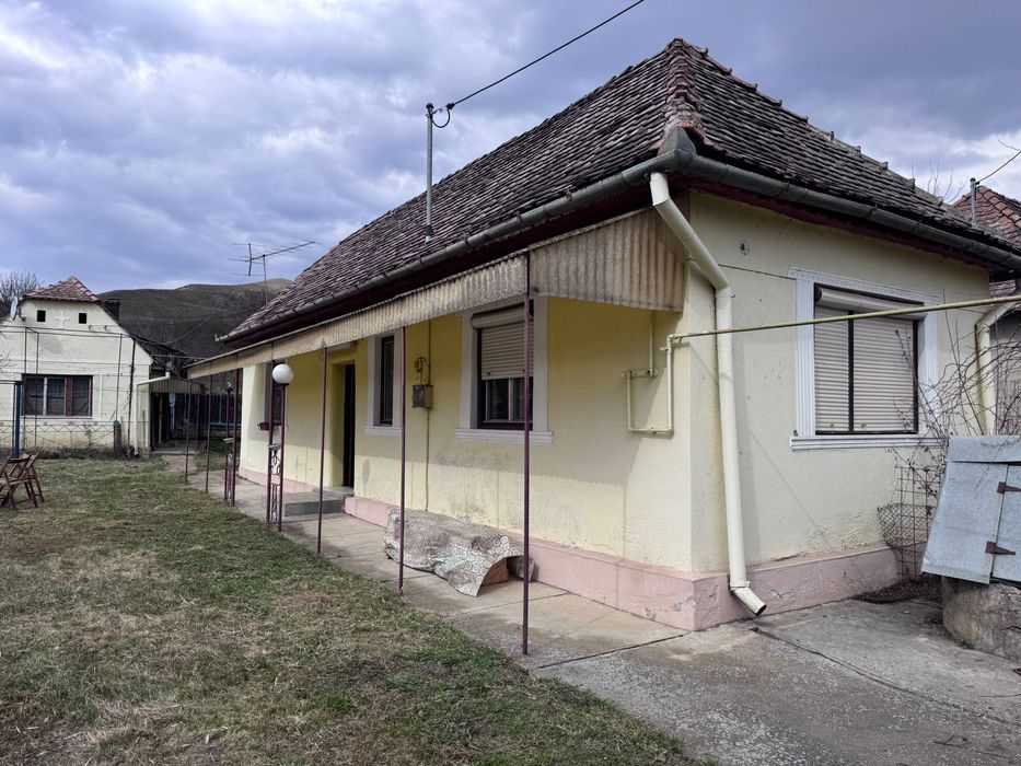 Casa de vanzare cu teren 1000mp