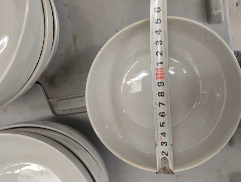 Порцеланови купички, кухненски прибори