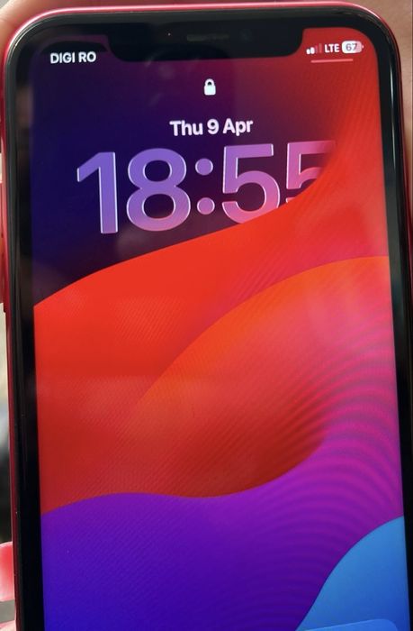 Vând iPhone 11 roșu, în stare foarte bună, 64GB, baterie 100%, perfect funcțional. Inclusiv cele doua huse!