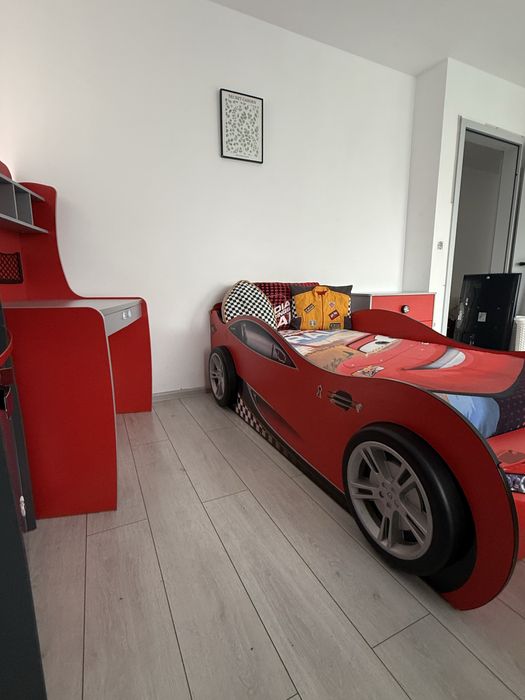 Mobilier copii tip mașină (Cars) + birou + comodă – stare foarte bună
