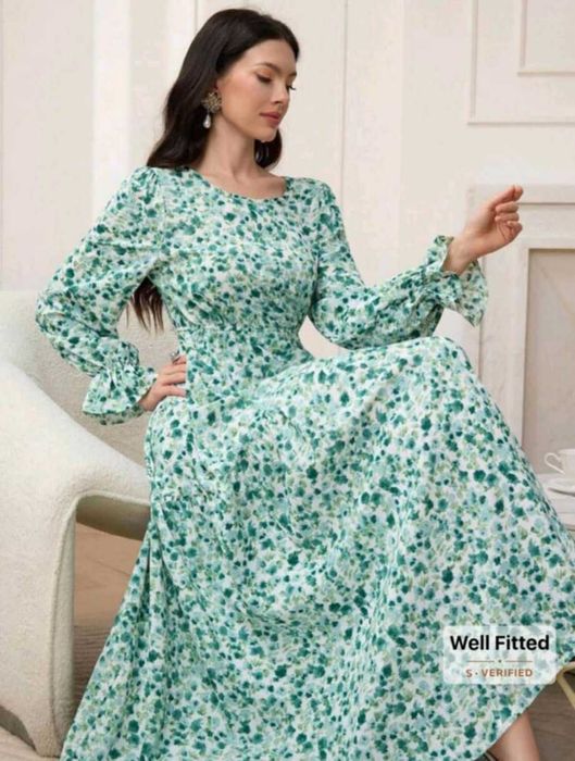 Шарена зелена рокля с дълъг ръкав