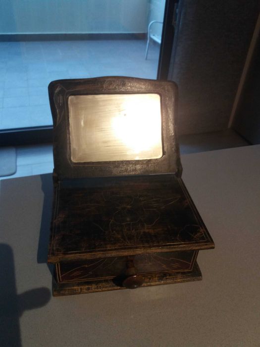 Тоалетка 1920 г, сребърно огледало и медицинска везна 15гр. с пинцети