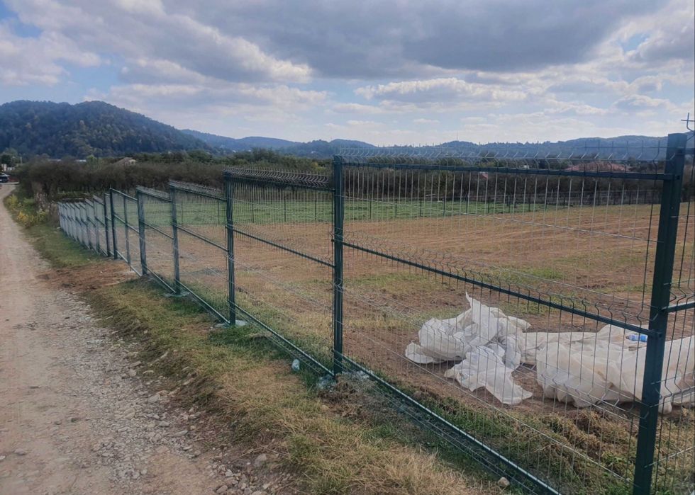 Garduri si porti detalii la telefon