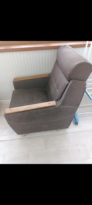 Тегін диван кресломен