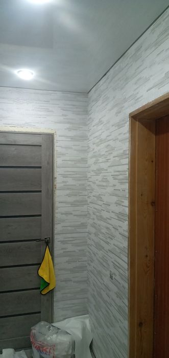 Поклейка обоев и галтелей