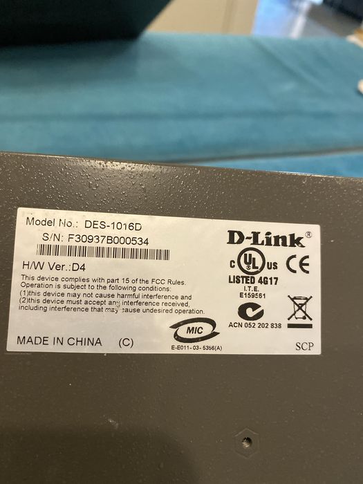 16-портов мрежов суич D-Link DES-1016D.