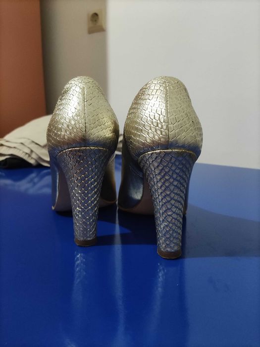 Pantofi aurii cu toc
