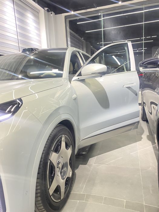 Deepal S09 Qora va oq kredit naxt