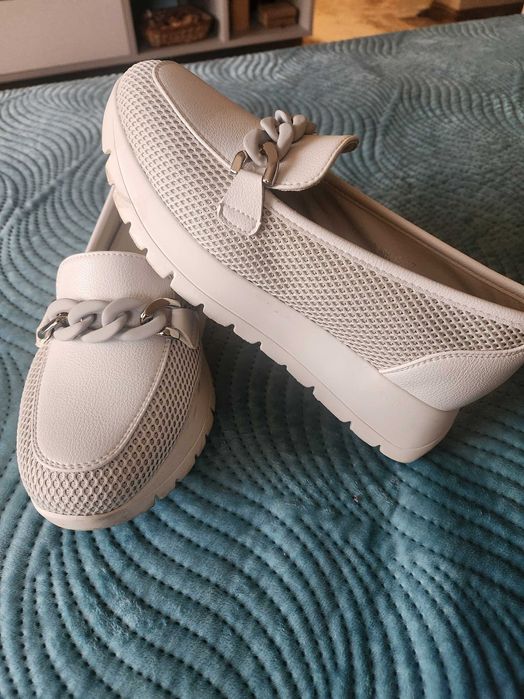 Макасини бели на платформа н.37