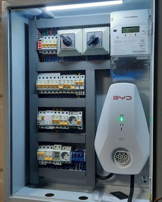 Установка зарядный устройства для электромобиль. И Солнечная панель