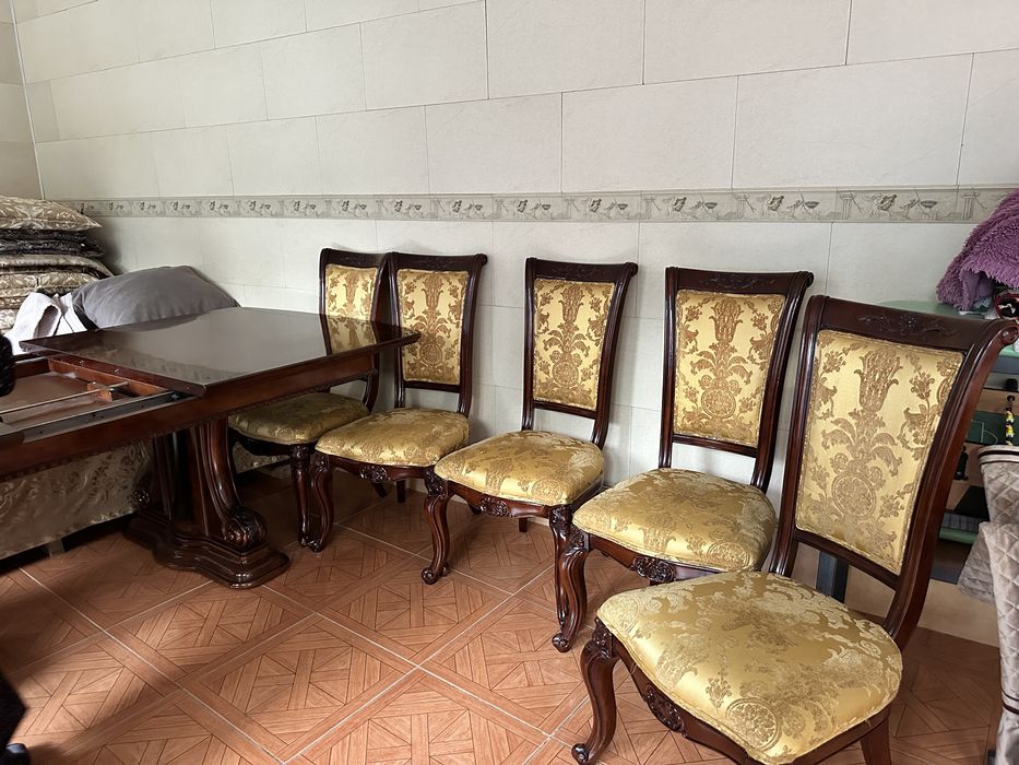 Продам большой стол с 8 стульями