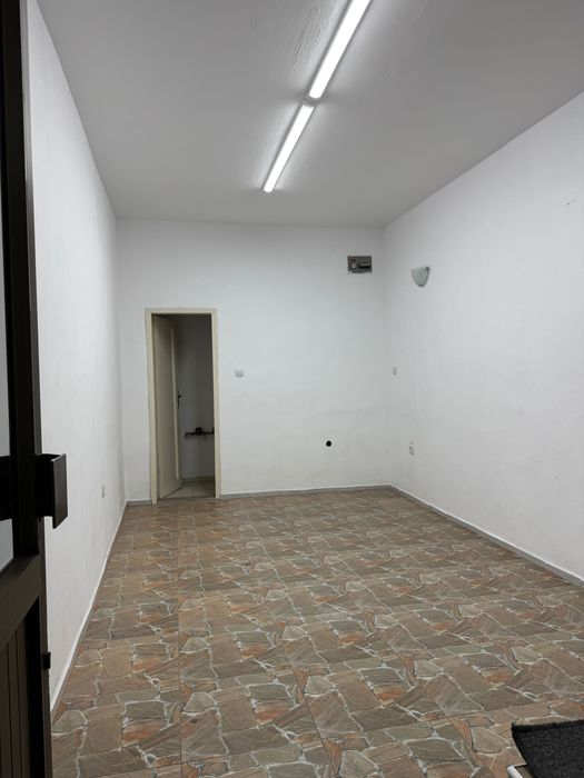 Дава се под наем Офис в Пловдив, Център - 20 кв.м за 298.86 € - Снимка #2