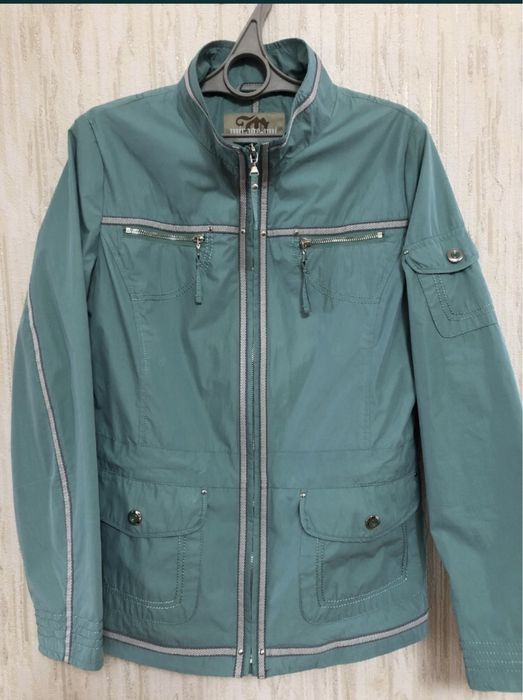 Куртка-ветровка,размер 46. Б/у в идеальном состоянии