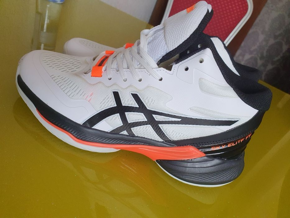 Продам кроссовки Asics новые