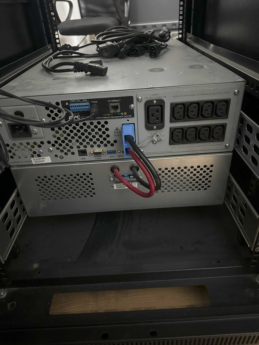 UPS APC Smart On-line, conversie dubla 2 x 3 KVA / 2 x 2400 W