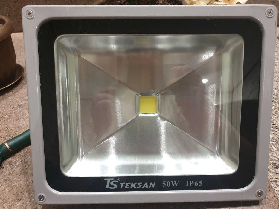 Продам прожектор уличный