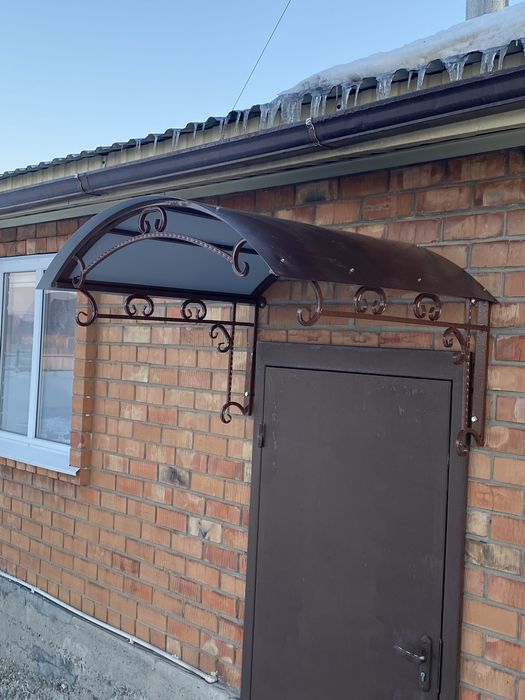 Козырек над дверю