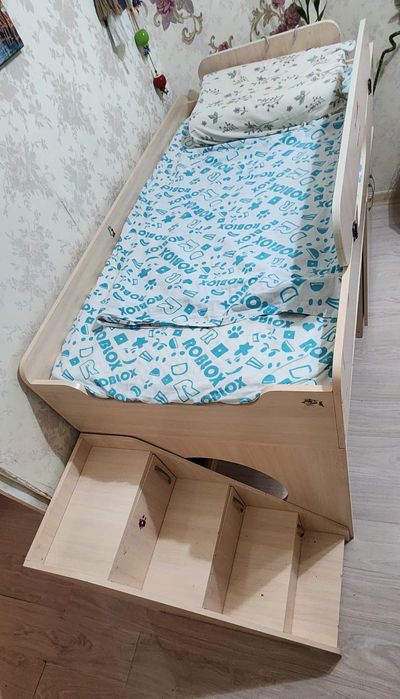 Детская кровать со шкафом для одежды
