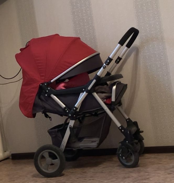 Коляска и столик для кормления