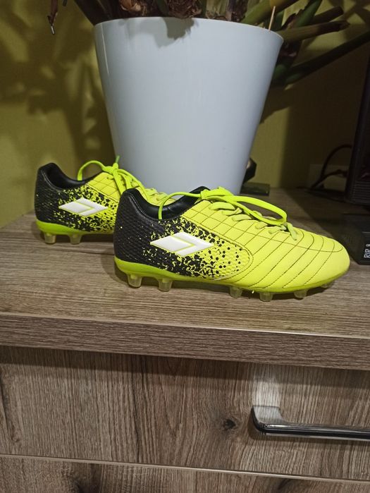 Футбольные бутсы, сороконожки