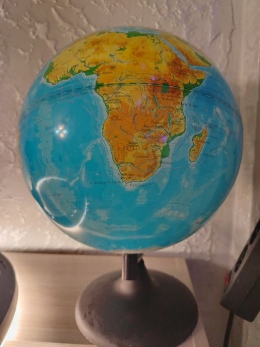 Продам игрушки, книги, глобус.