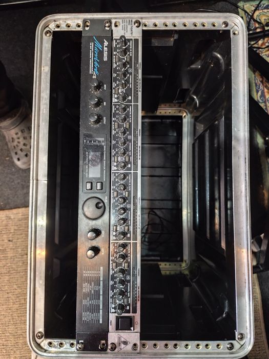 Behringer Multigate Pro XR 4400 sí Alexis MicroVerb 4