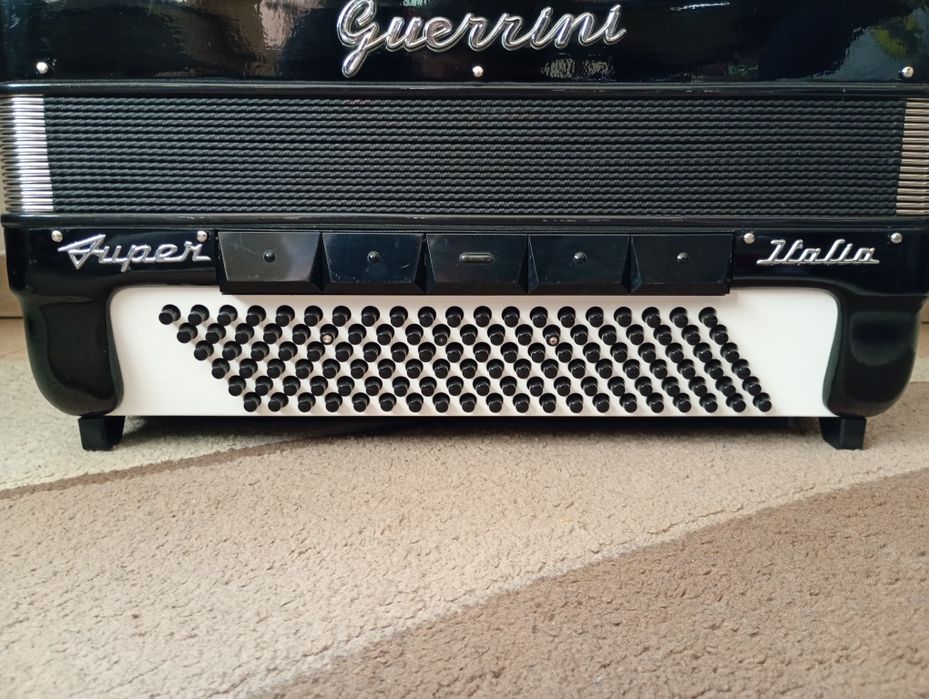 Vând acordeon GUERRINI