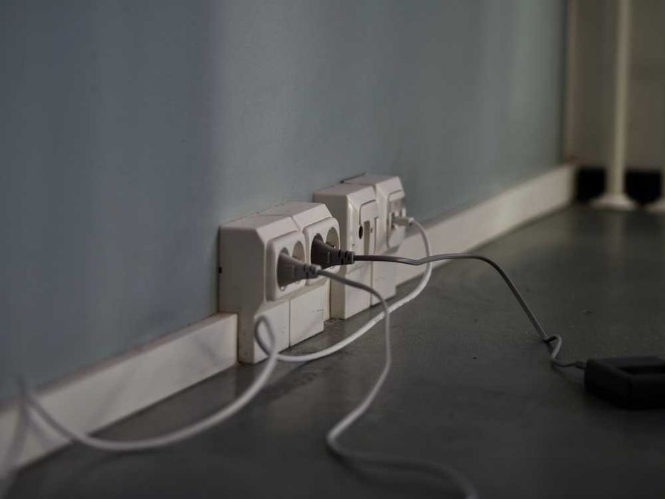 Electrician Interventii Rapide Schimb si Montez Tablouri Electrice Prize Intrerupatoare Corpuri Iluminat Routere Smart HOME Automatizare Porti