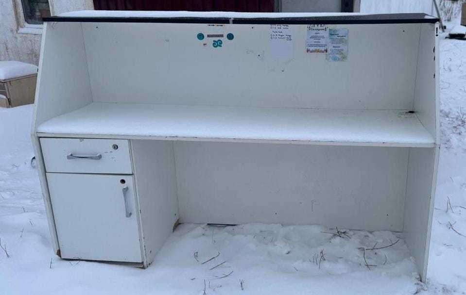 Продается ресепшн и две витрины