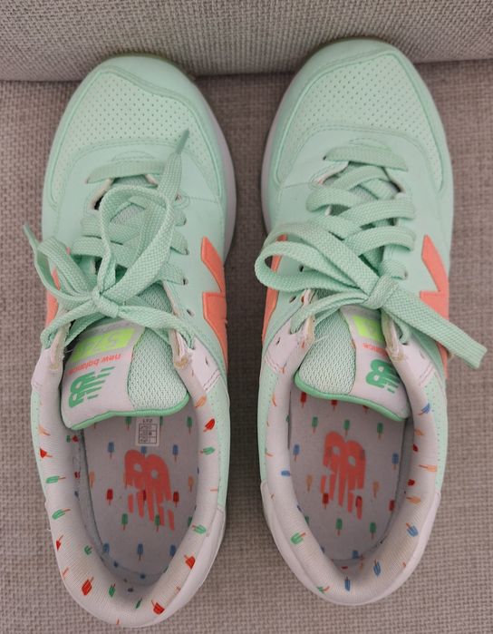 New balance, Sketchers, Guess